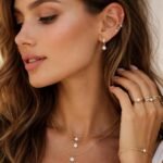 Elegáns nő ékszerekkel, amelyek kiemelik a megjelenését
