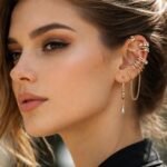 Modern fülbevaló-mandzsetta viselése egy fiatal nő fülén