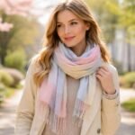 Könnyű, pasztell színű sál viselése tavaszi sétán