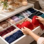 Színes fehérnemű fiókban, amely különböző árnyalatokban van rendezve.