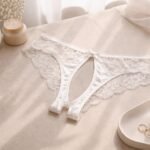 Alul nyitott fehérnemű elegáns környezetben