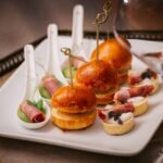 Elegáns esküvői catering előétel tálalása