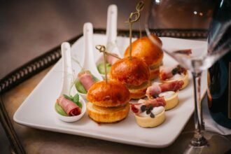 Elegáns esküvői catering előétel tálalása